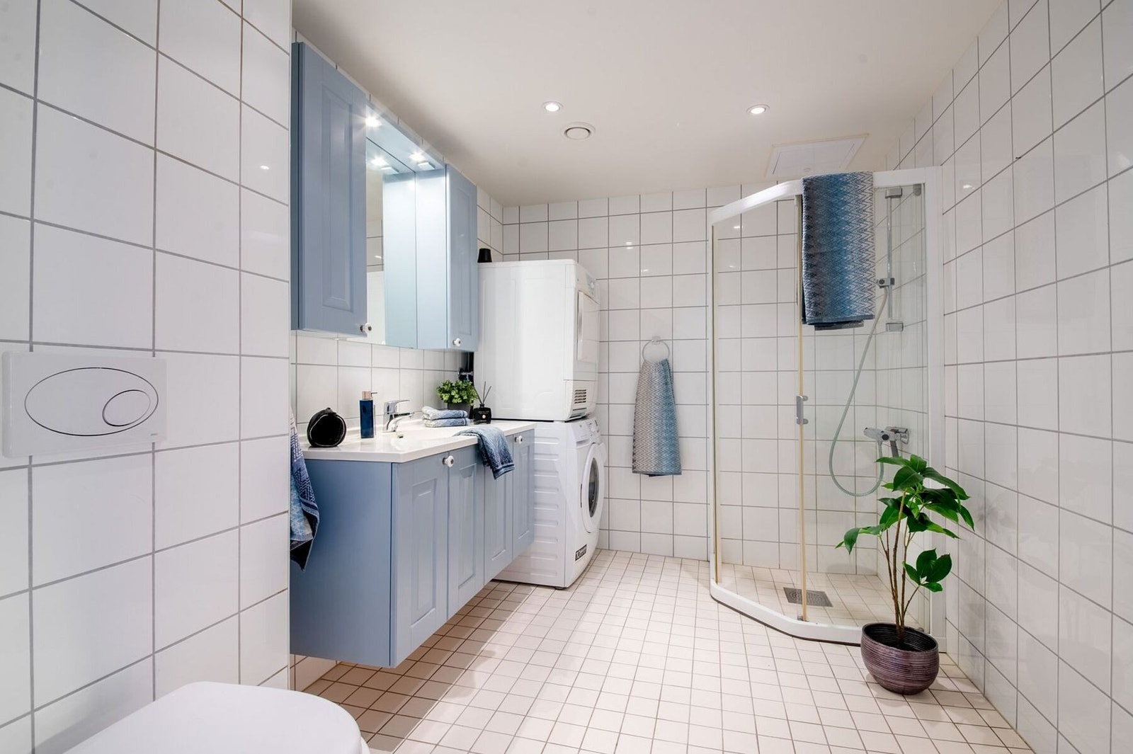 Romslig bad med god plass til f.eks. tørkestativ eller andre møbler. Galleribilde