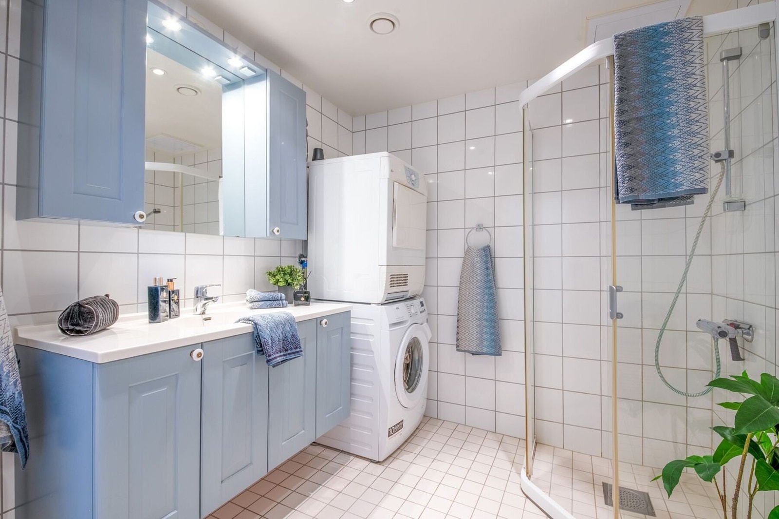 Bad med downlights i himling, nye ledlamper og gulvvarme. Galleribilde