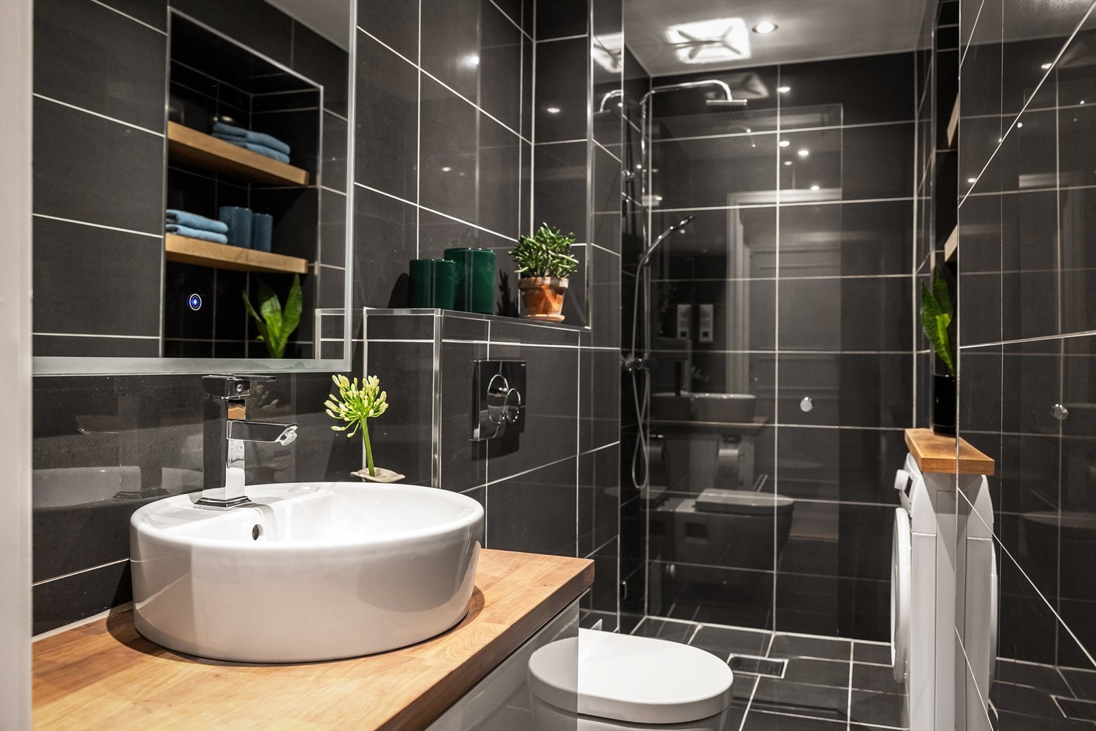 Pent flislagt bad fra 2015 med gulvvarme og opplegg for vaskemaskin. Galleribilde