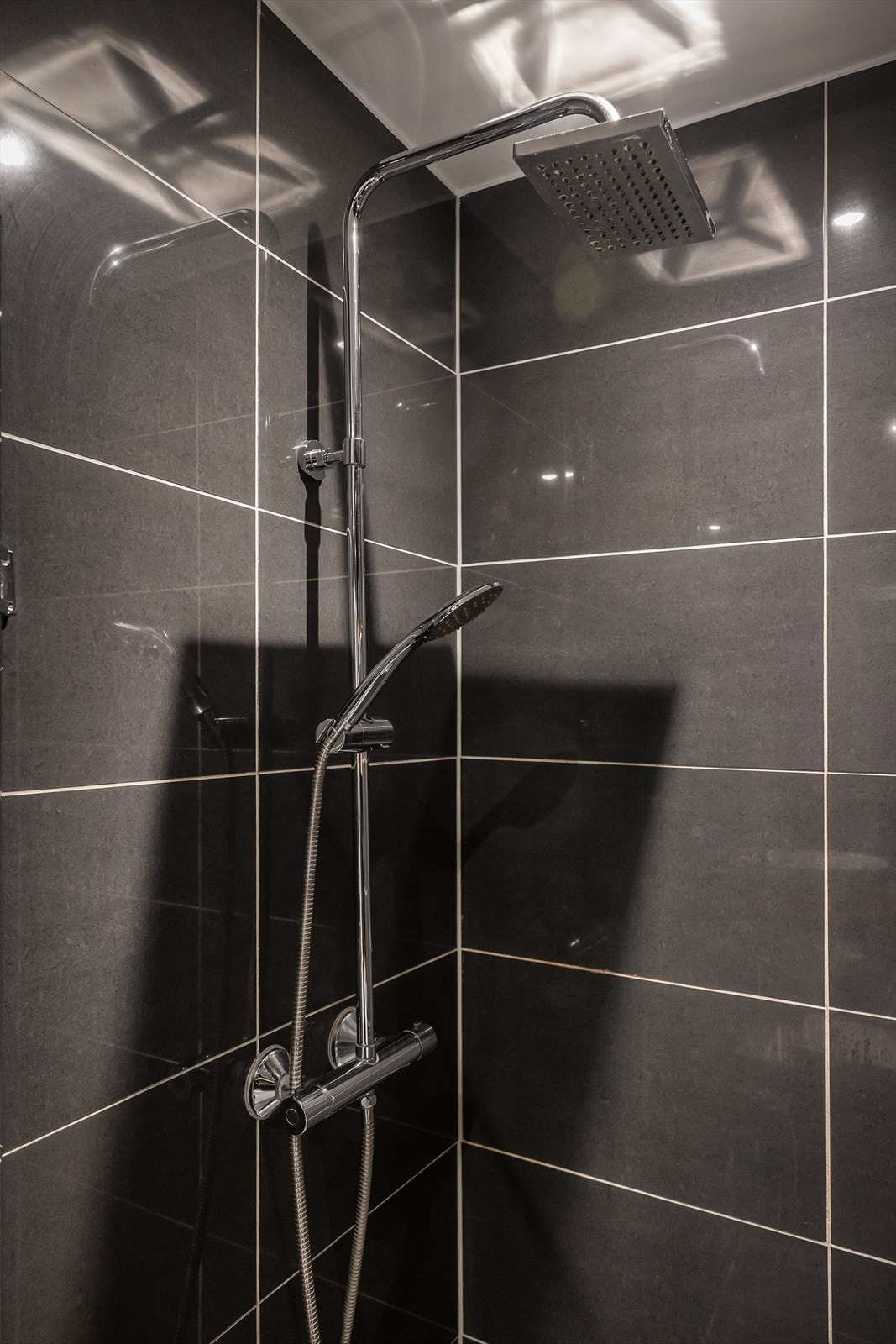 Delikat dusjhjørne med waterfall-dusj. Galleribilde
