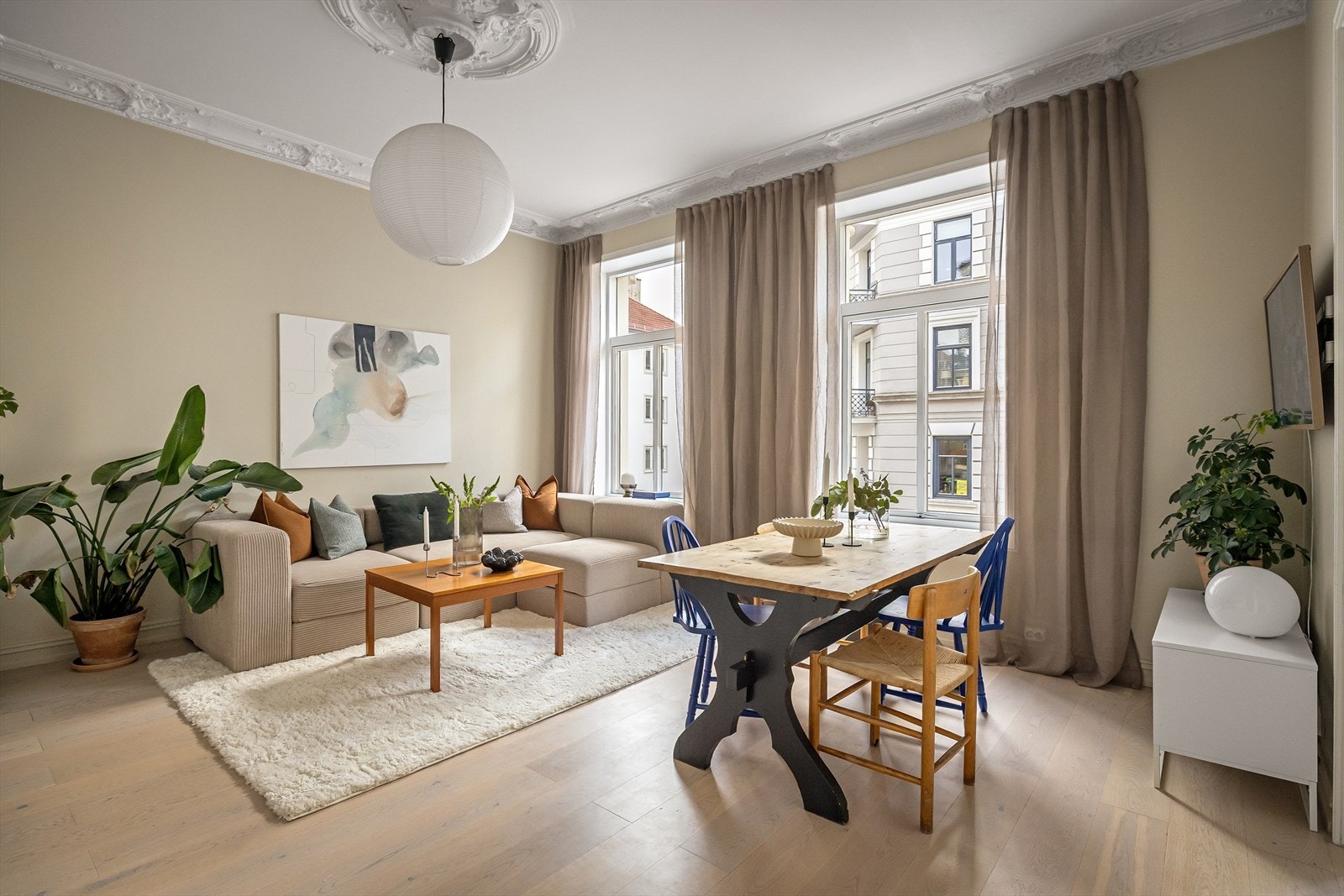 Åpen og sosial planløsning med god plass til både sofaseksjon og stort spisebord i tilknytning til kjøkkenet. Galleribilde