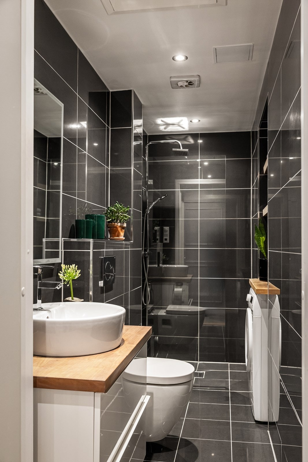 Badet er romslig og har mekanisk avtrekk og innlagt spotlights. Galleribilde