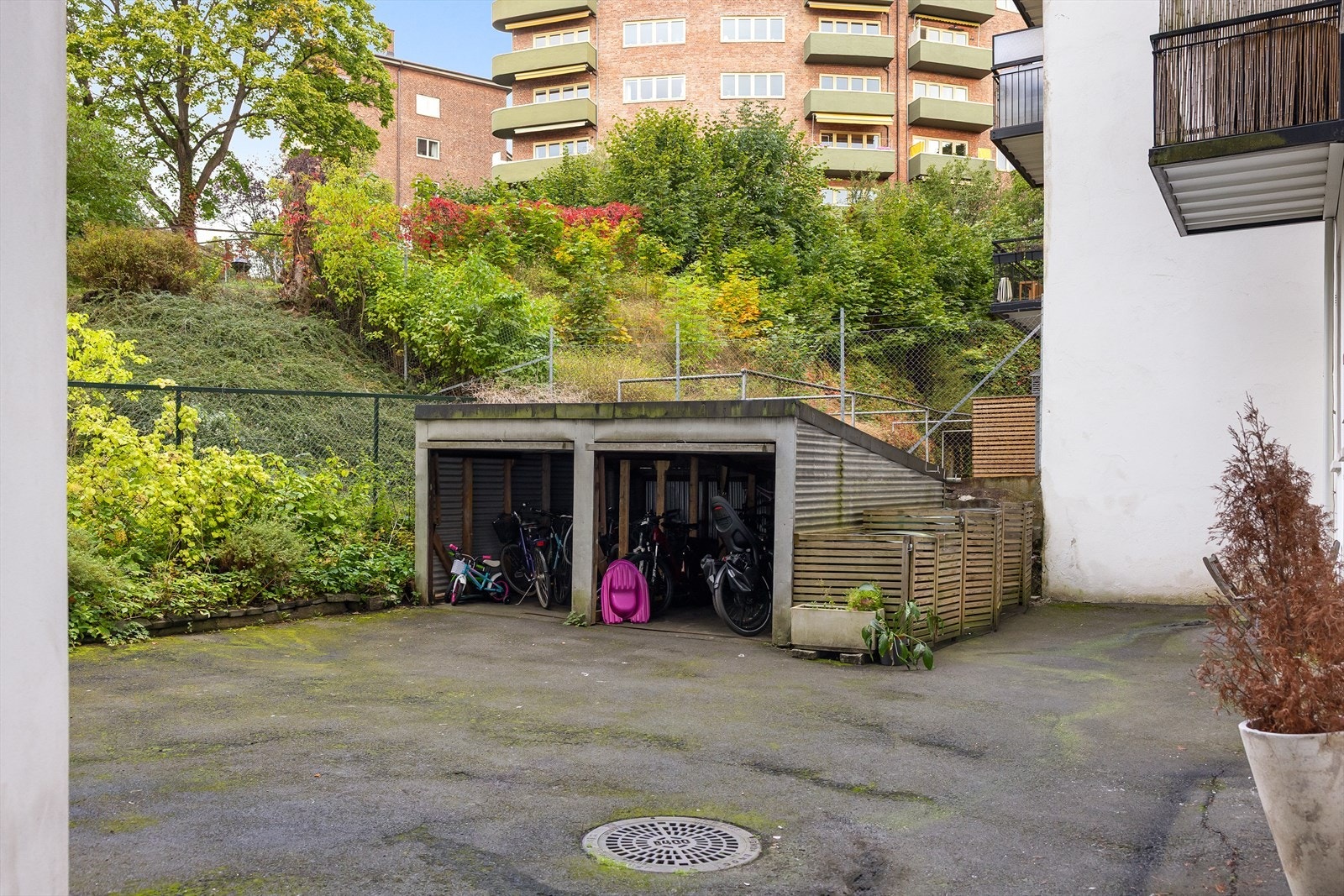 I bakgård finnes det sykkelparkering og felles lagring. Galleribilde