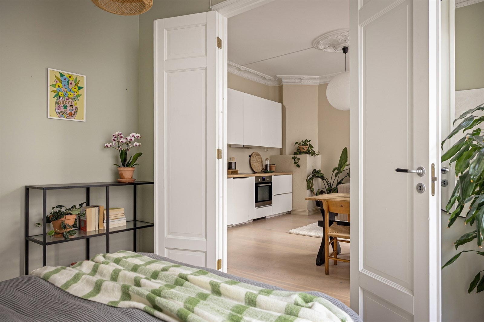 Rommet er romslig med plass til dobbeltseng og nattbord. Galleribilde