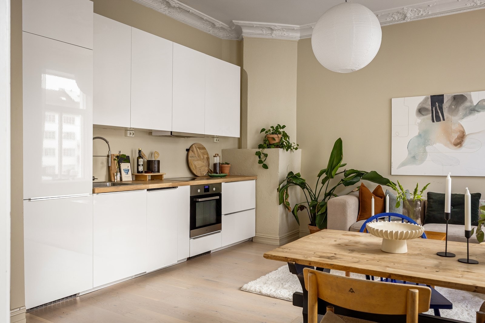 En meget innbydende og flott 3-roms leilighet med takhøyde på 3,06 meter og klassiske detaljer. Galleribilde