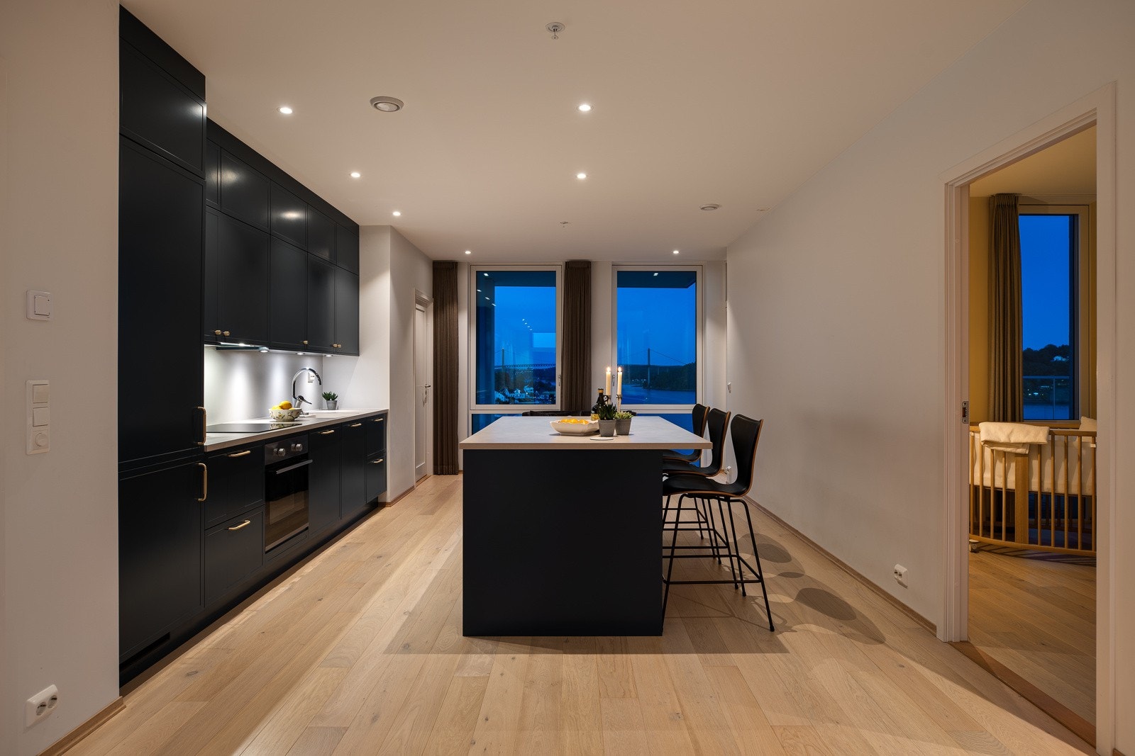 Kjøkkenet har god benkebelysning og downlights i taket, som sørger for godt arbeidslys.