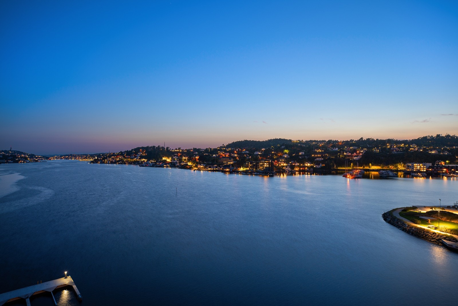 Utsikten fra den sydvendte balkongen strekker seg mot sjøen og innseilingen, vakkert og stemningsfullt.