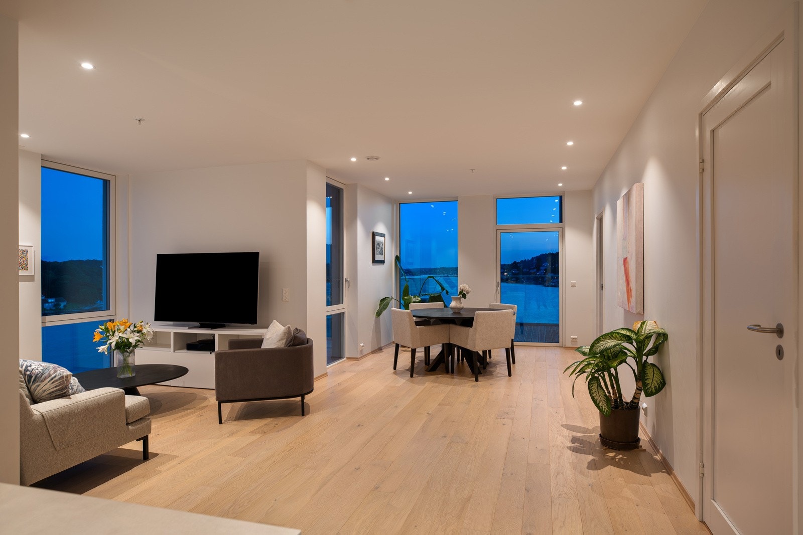 Gulvet har vannbåren varme og på kveldstid skaper downlights den rette stemningen.