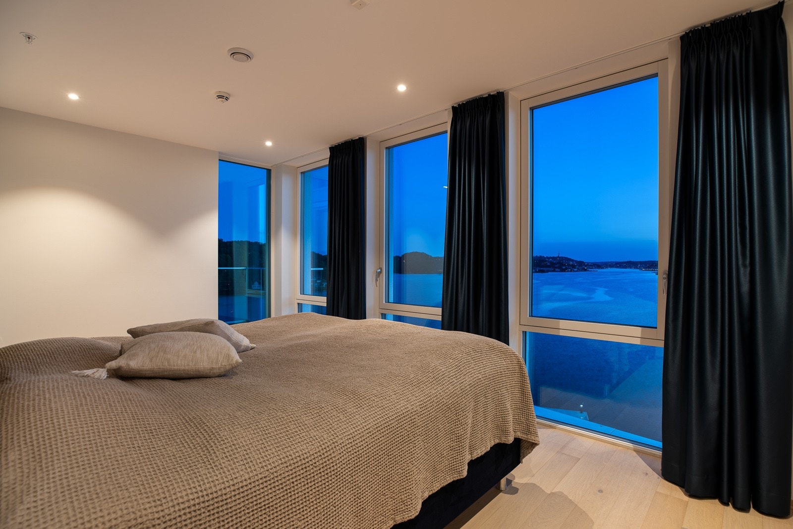 Nærheten til sjøen legger til rette for ro og senkede skuldre. Utsikten er nydelig å sovne til og unik å våkne til.