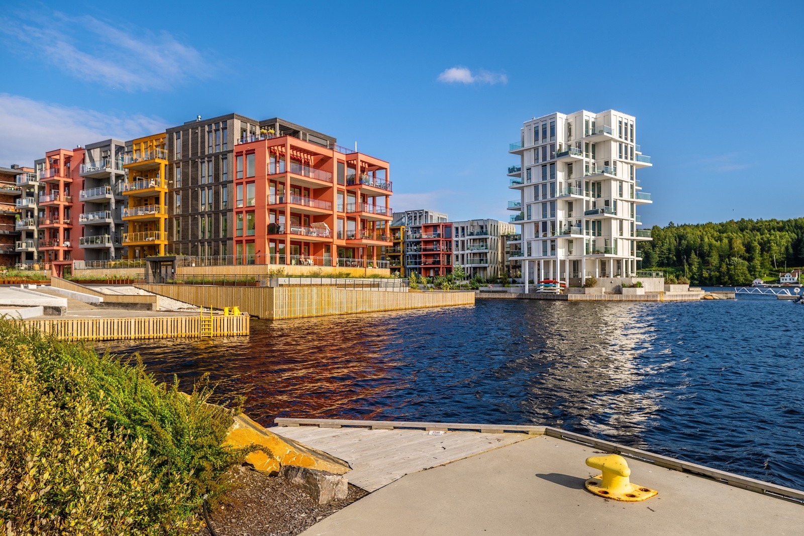 Høyt plassert på enden i 7. etasje, sjøvendt, i signaturbygget ytterst på piren.