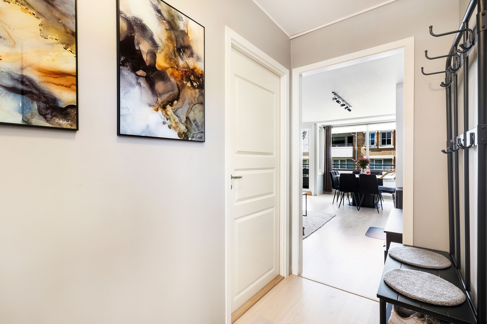 Videre fra gangen er det adkomst til stue. Galleribilde