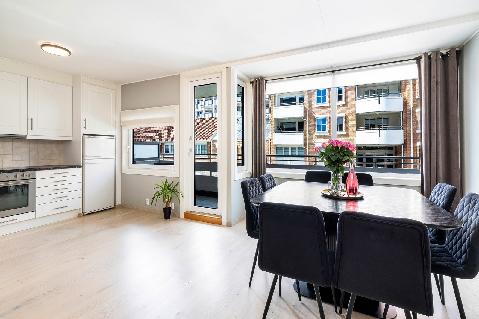 Kjøkkenet er åpent mot stuen. Galleribilde