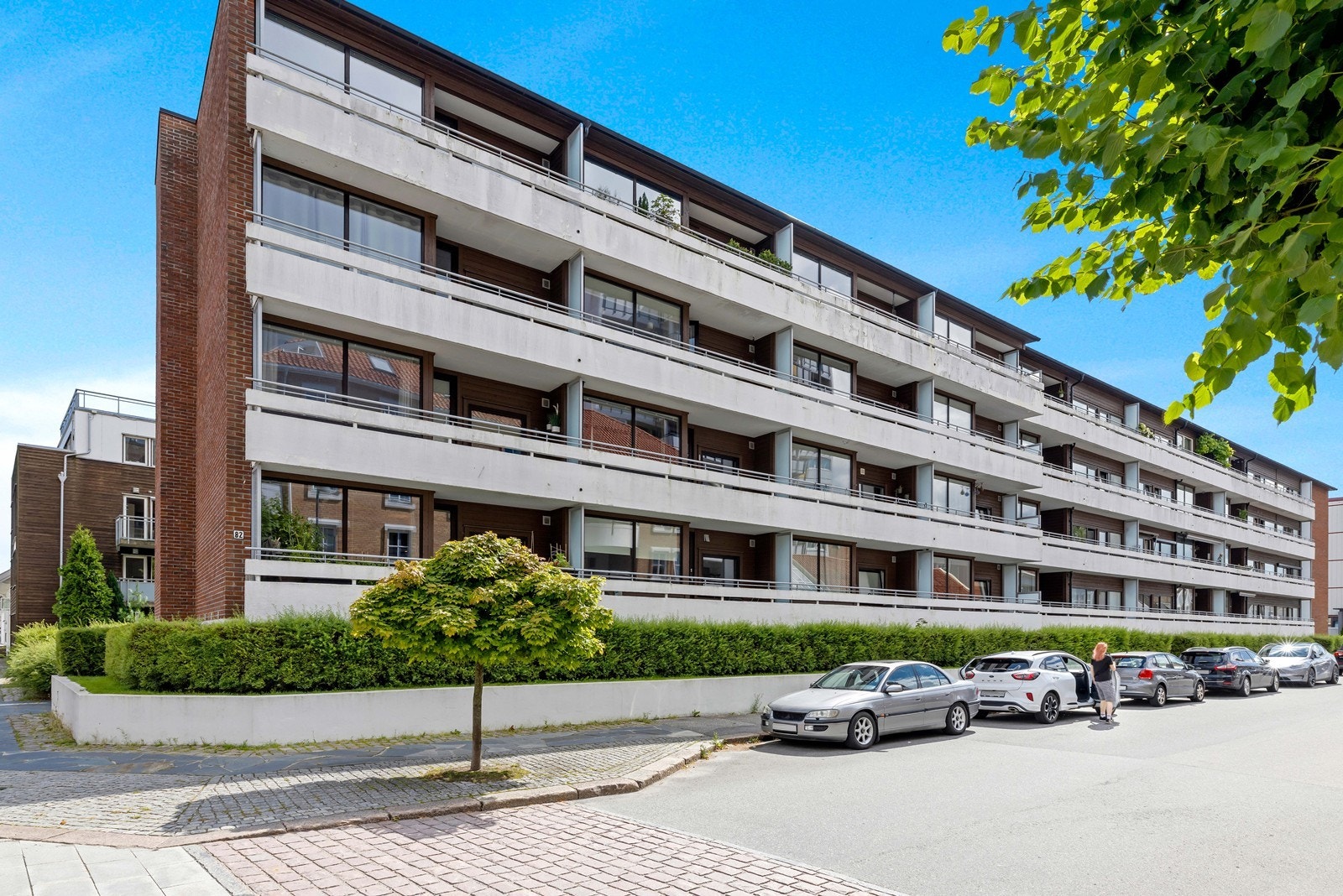 Fasade. Legg merke til at første etasje i praksis er andre etasje (en trapp opp). Husk å melde deg på visning! Galleribilde