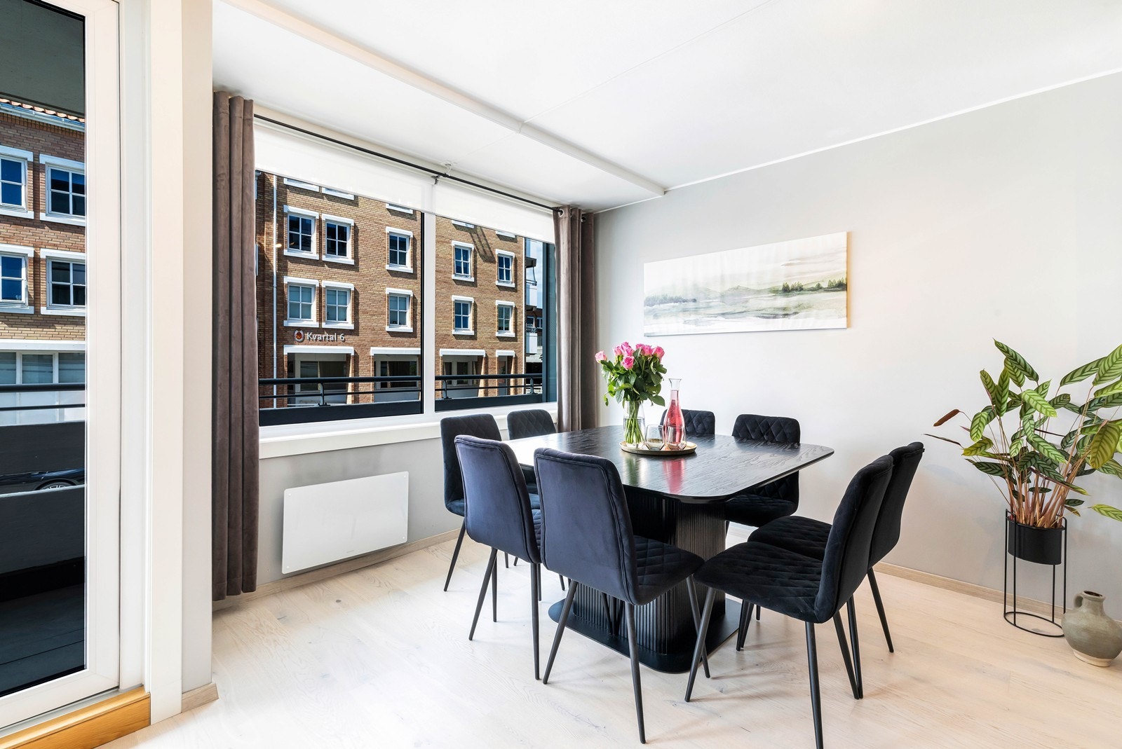 Spisegruppe. Legg merke til store vindusflater. Galleribilde