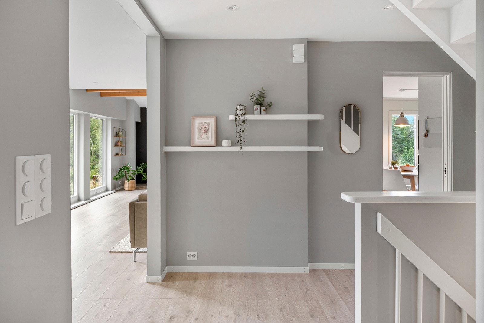 Overflatene i inngangspartiet består av malte plater eller panel på vegger og tak, noe som gir et nøytralt uttrykk. Galleribilde