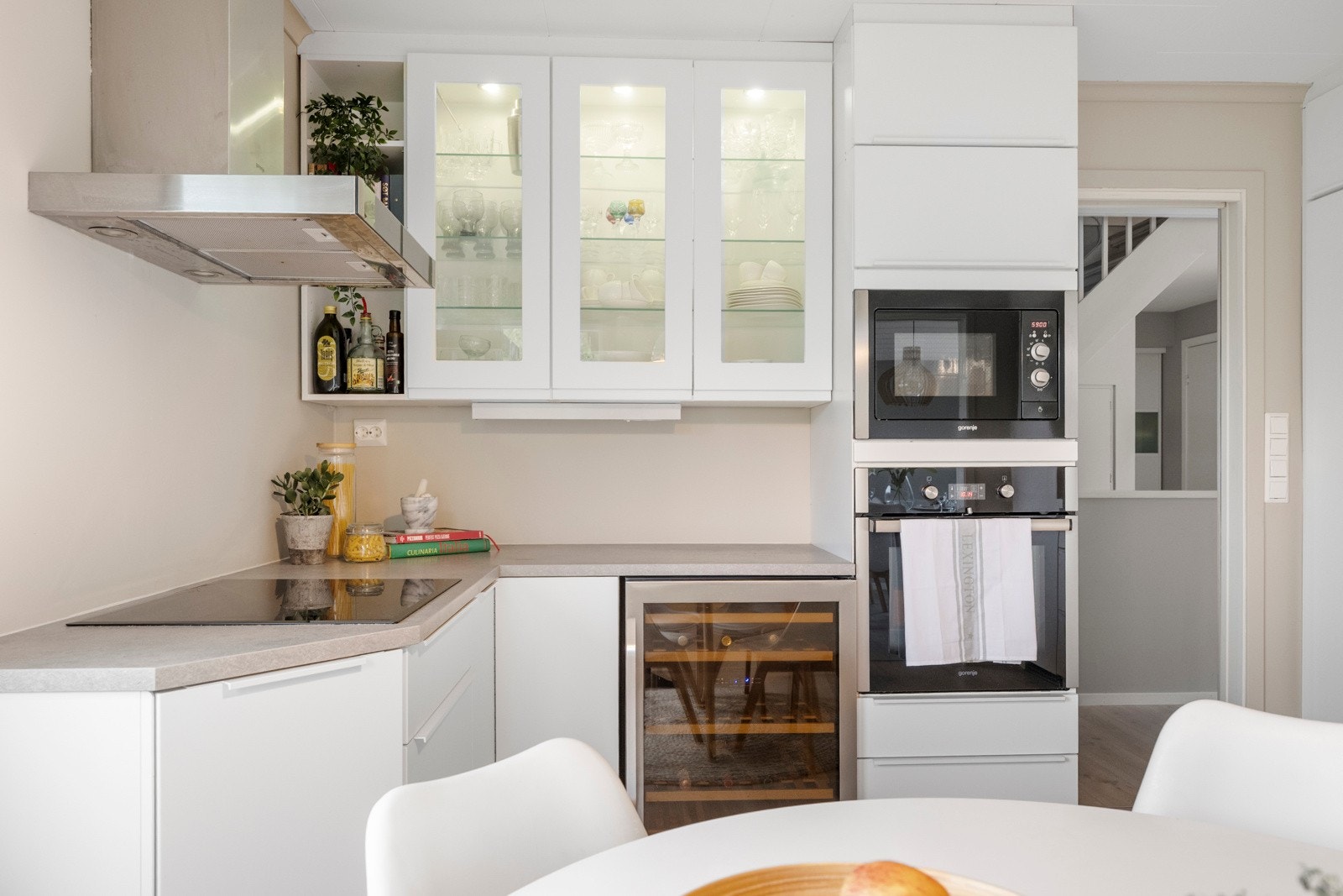Kjøkkenet levert av Kvik har en praktisk utforming med slette fronter og laminat benkeplate, kombinert med laminat backsplash over benken. Galleribilde