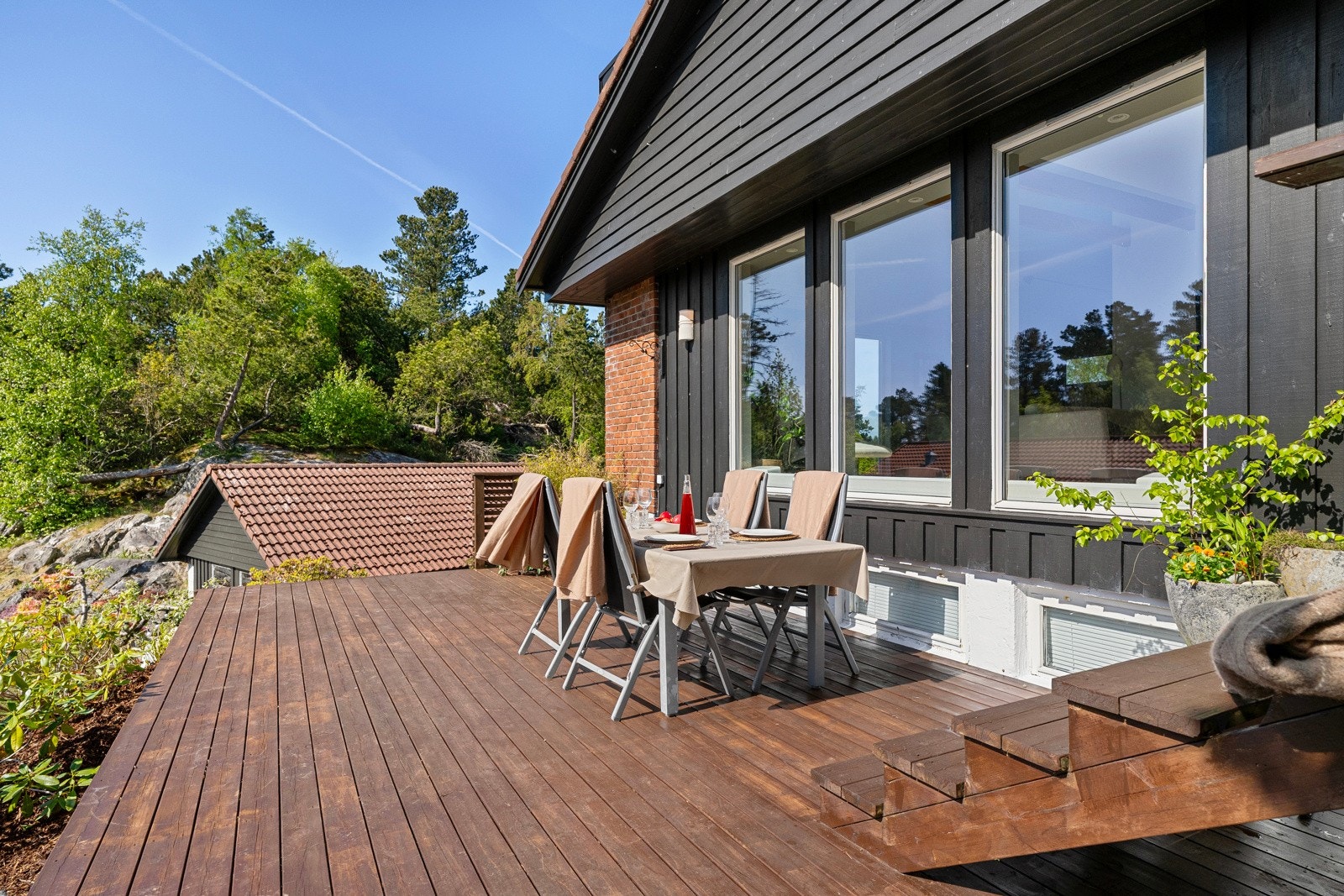 Boligen har en terrasseplatting på ca. 21 m², bygget i trekonstruksjon med terrassebord av tre. Galleribilde