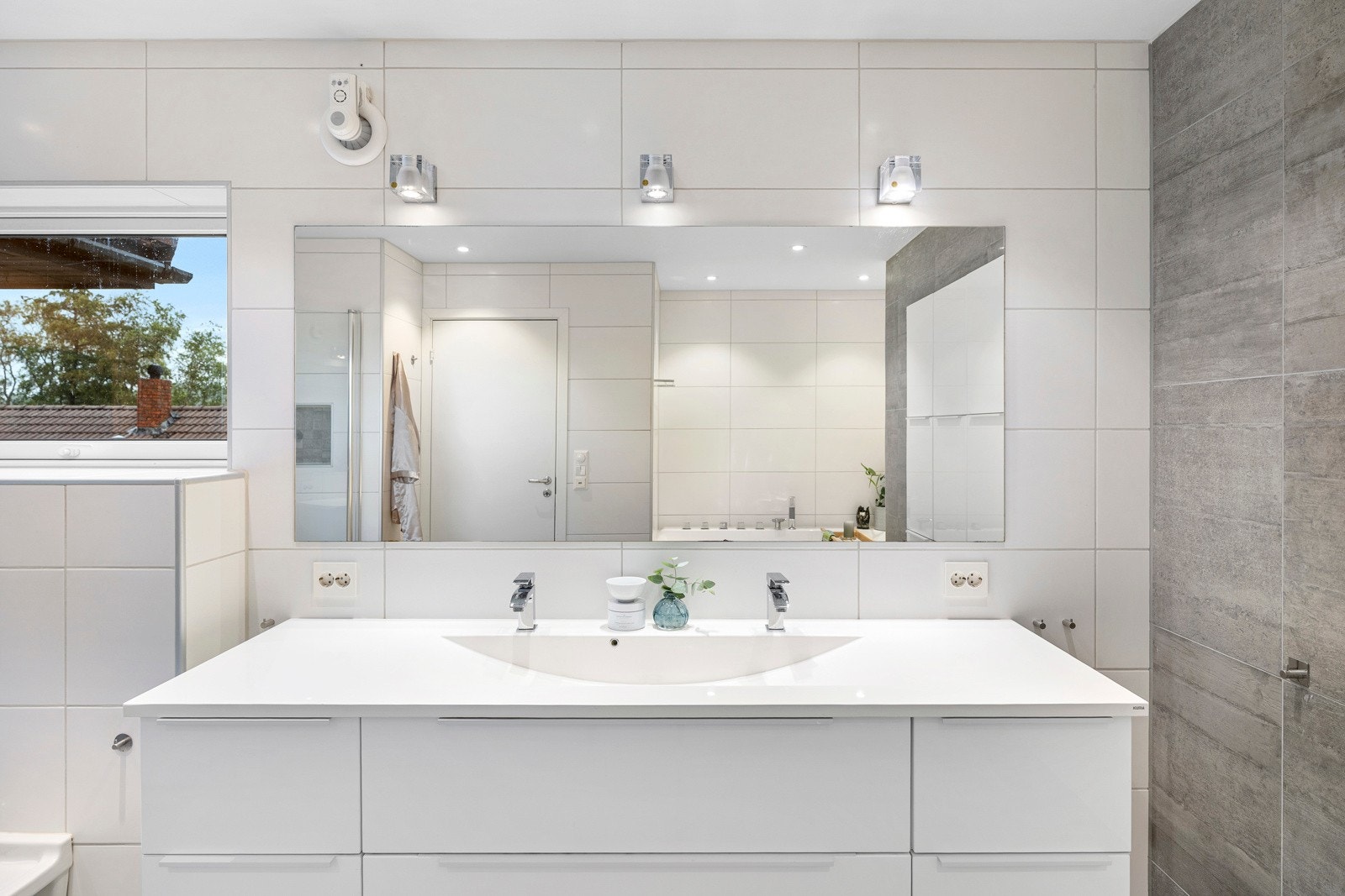Badet i første etasje har flislagte vegger og gulv med varmekabler, samt malte plater i himlingen. Galleribilde