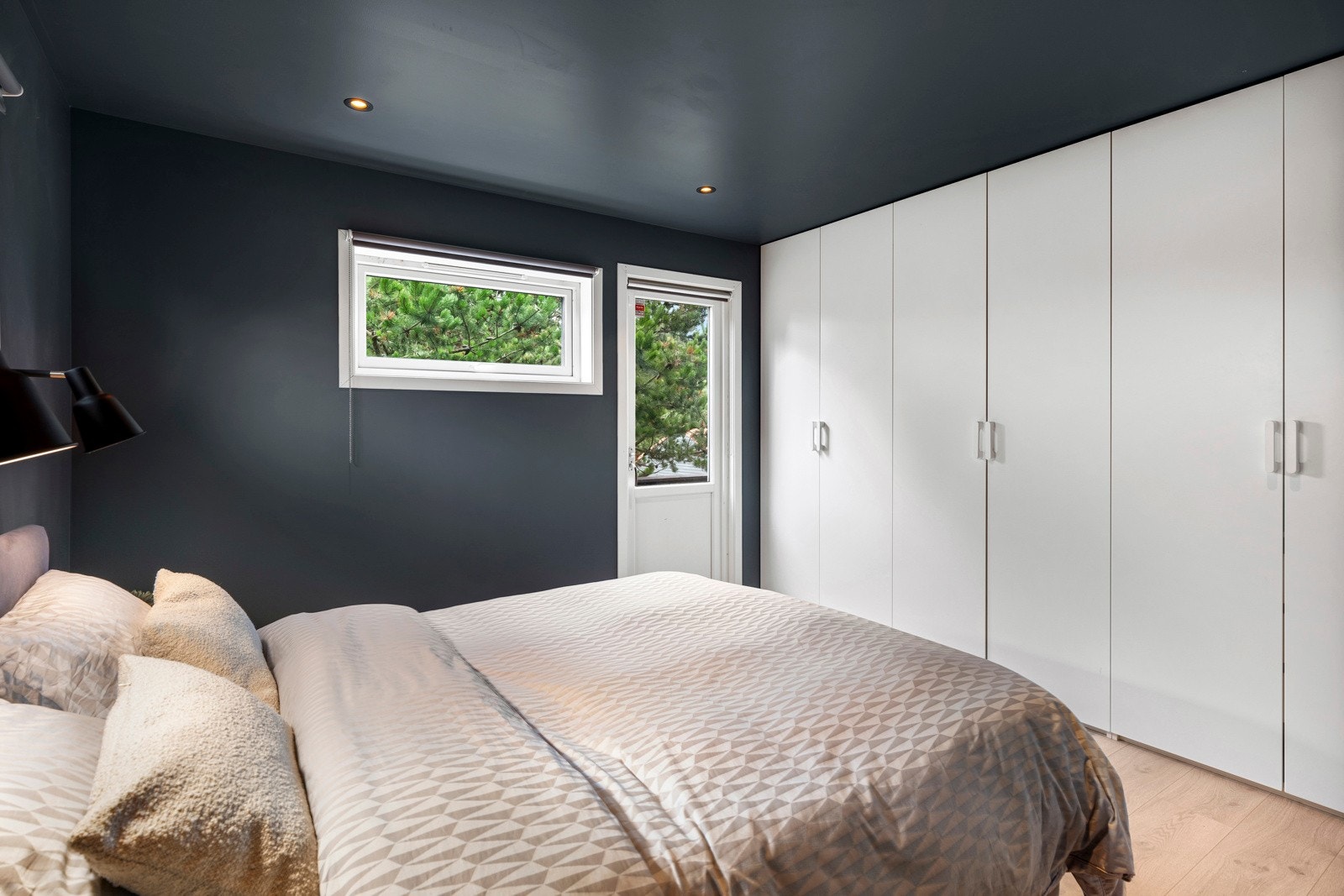 Det har utgang til en balkong på ca. 5 m², som gir ekstra lysinnslipp og en luftig atmosfære. Galleribilde