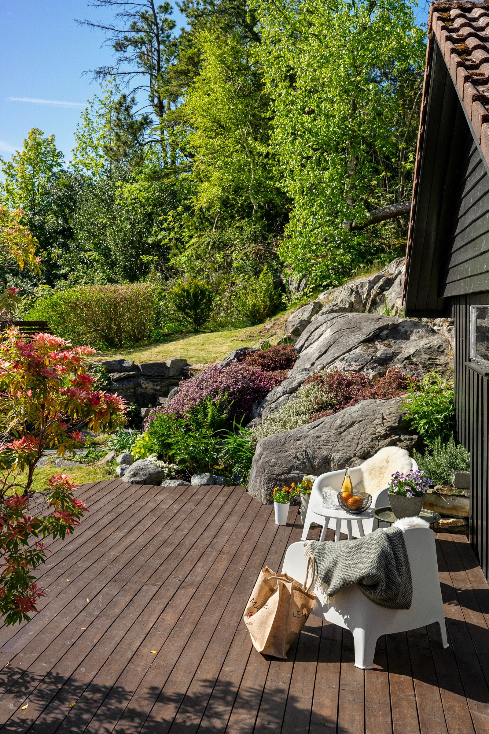 Solforholdene er svært gode, med sol fra lunsjtid til sent på kvelden om sommeren. Ingen innsyn. Galleribilde