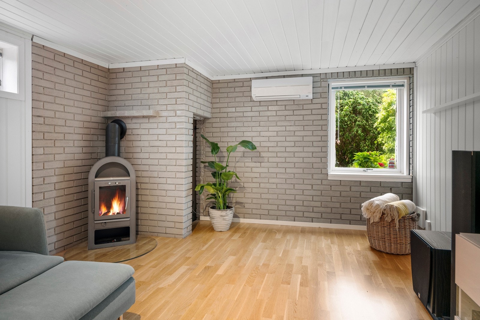 Rommet har en nyere peisov, varmekabler i gulv og varmepumpe som tilfører både varme og hygge. Galleribilde