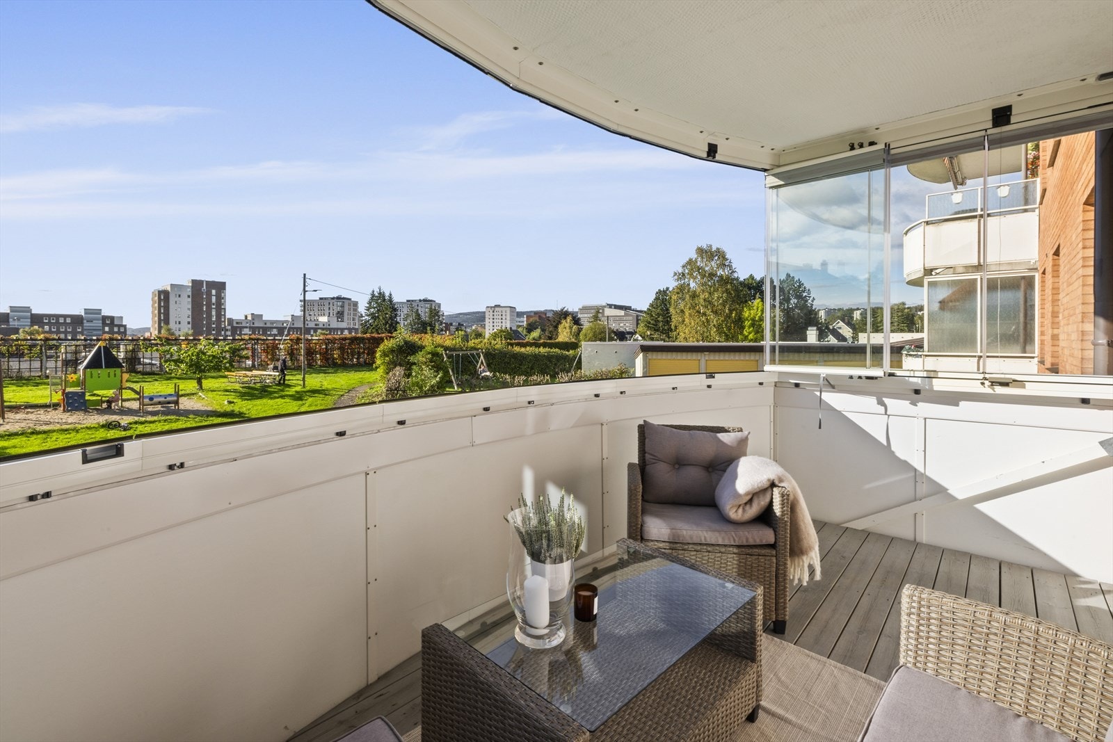 Balkongen er oppført med trykkimpregnerte terrassebord og skyvefelt i herdet glass. Innglassingen er et tilvalg som er bekostet av nåværende eier, og gjelder ikke alle balkonger i borettslaget Galleribilde