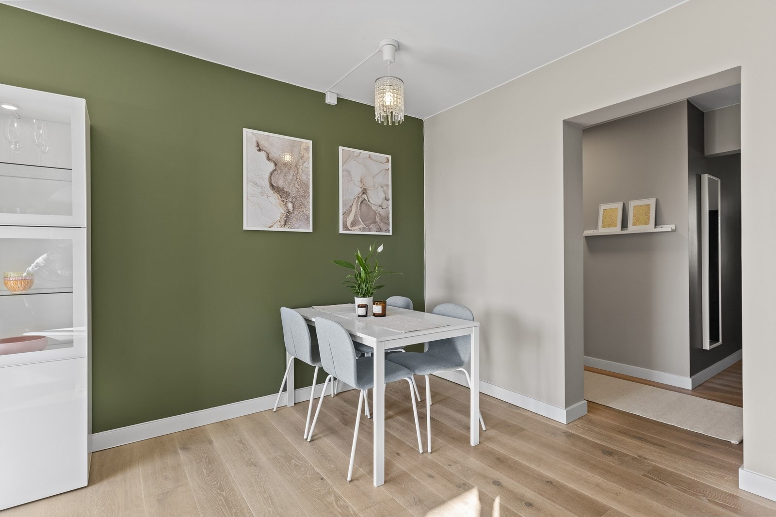 I stuen har du god plass til å innrede med spisegruppe, perfekt for å samle venner og familie på middag! Galleribilde