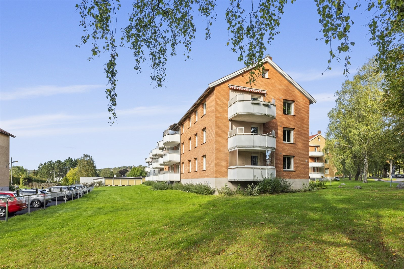 Uteområdene er enkle, men godt tilrettelagt for bruk av beboerne. Adkomst skjer fra offentlig vei, og det er gode interne kjøre- og gangveier innenfor borettslagets/sameiets område Galleribilde