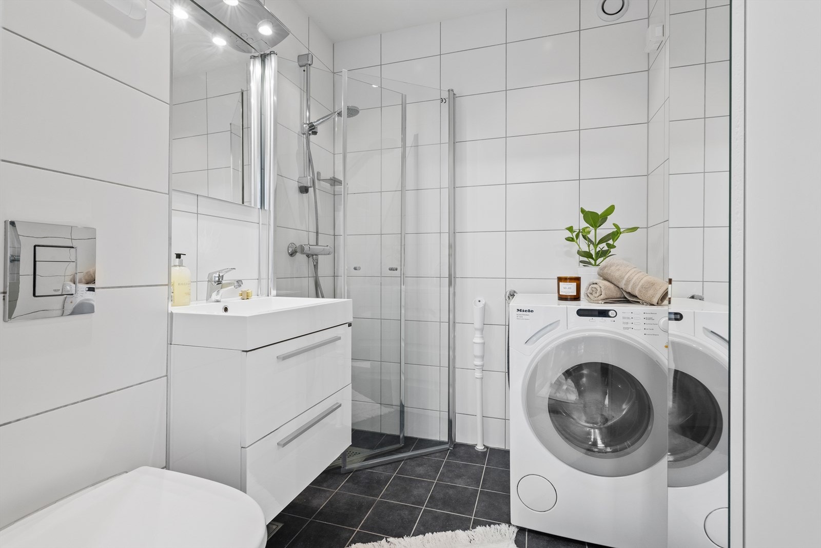Badet ble rehabilitert i 2011 av Godt Bygg AS. Rommet har flislagt gulv med elektriske varmekabler og flislagte vegger. Det er innredet med dusjhjørne med innfellbare glassdører, vegghengt toalett med innebygget sisterne samt baderomsinnredning Galleribilde