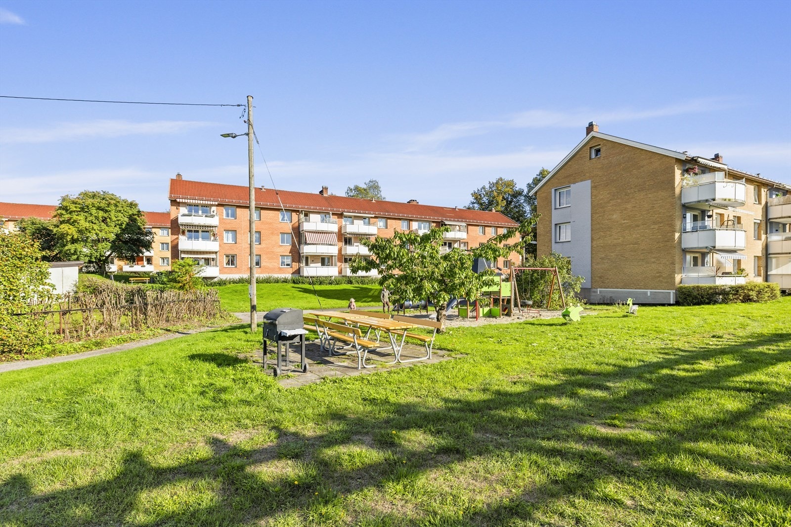 Bebyggelsen består av blokkbebyggelse i mur, plassert med felles uteområder mellom byggene. Det er etablert merkede parkeringsplasser på asfaltert dekke, både langs fasaden og på egen oppstillingsplass Galleribilde