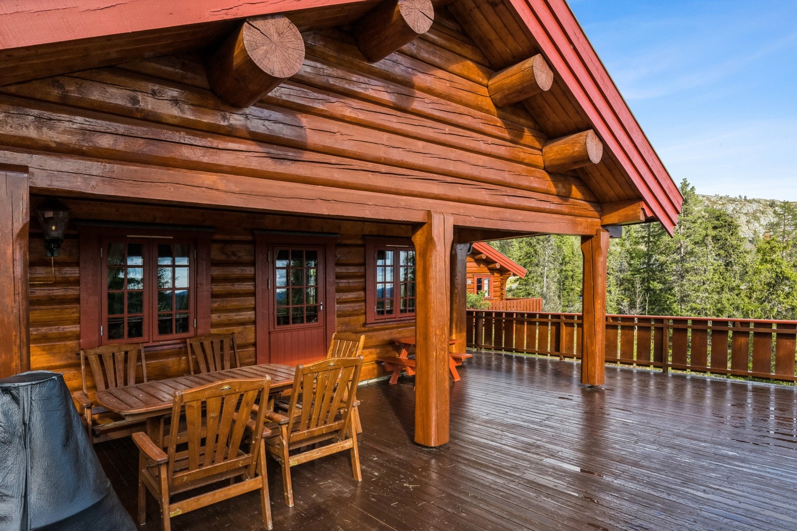 Delvis overbygget veranda og tram mot sør og øst på ca. 60 kvm Galleribilde