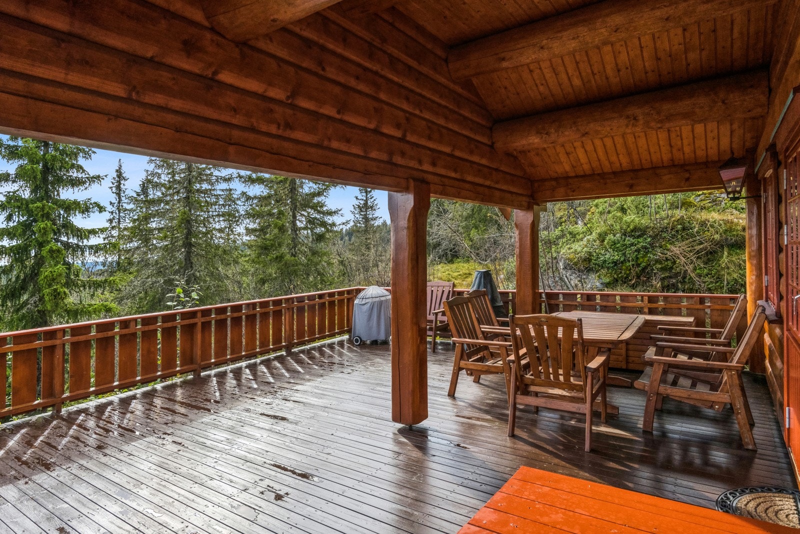 Ca. 25 kvm av verandaen er overbygget Galleribilde