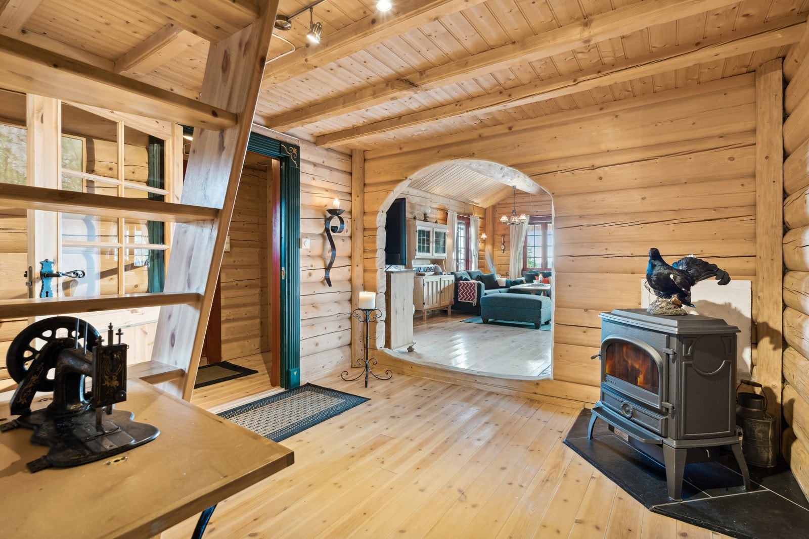 Gang med inngangsparti og innbydende peisovn Galleribilde