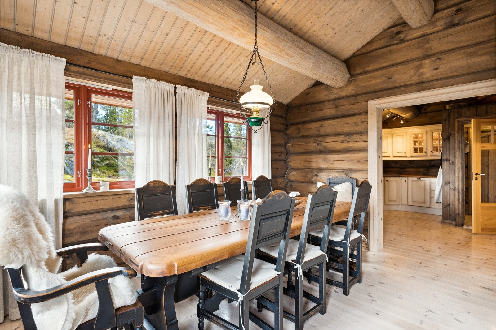 Herlig interaksjon mellom stue og kjøkken Galleribilde