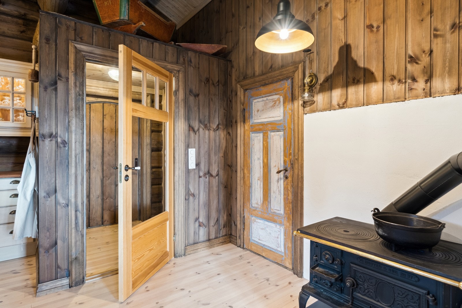 Kjøkken med inngangsparti og dør inn til soverom Galleribilde