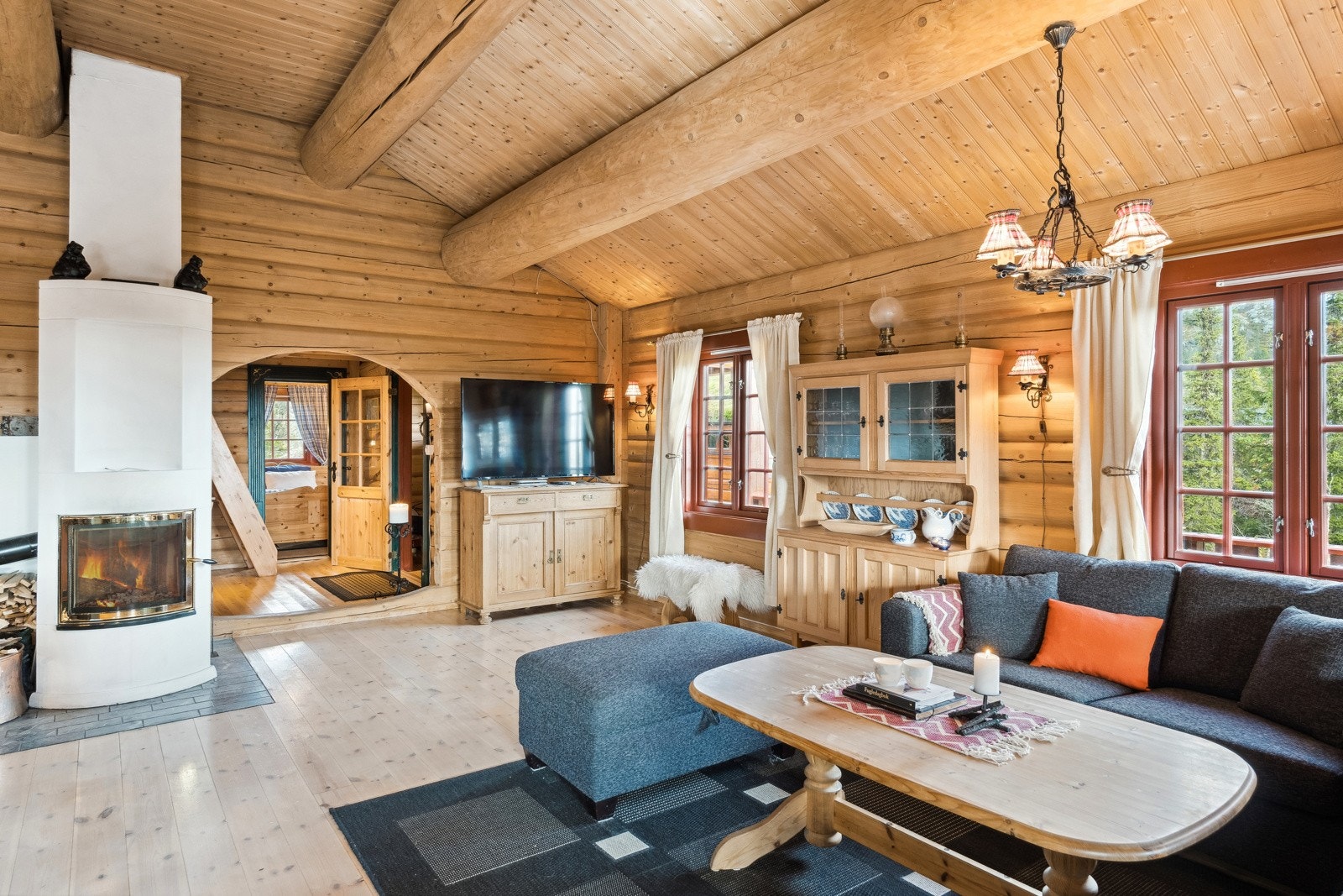 Stuen har flere muligheter for sittegrupper og møblement Galleribilde