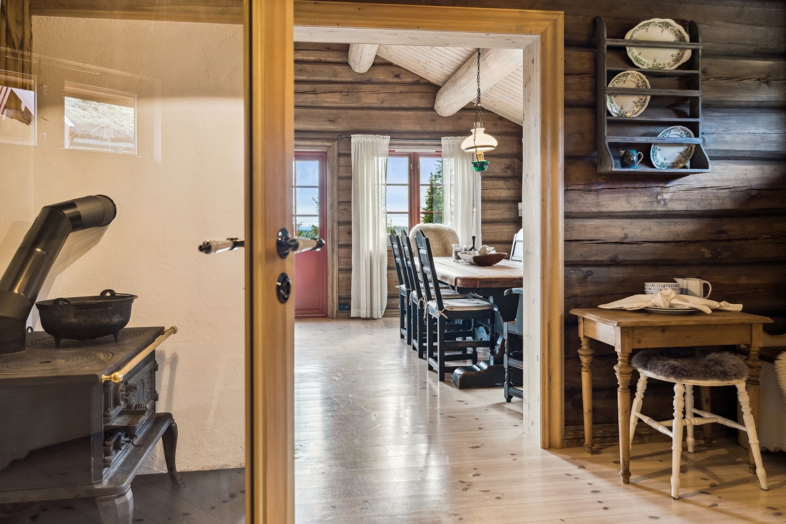 Kjøkken med renovert vedovn med innebygd konfyr for baking Galleribilde