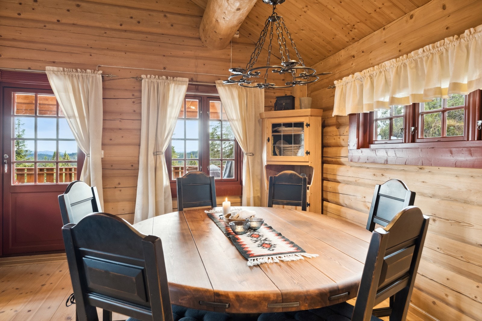 Rundt spisebord gjør at en ser alle gjestene Galleribilde