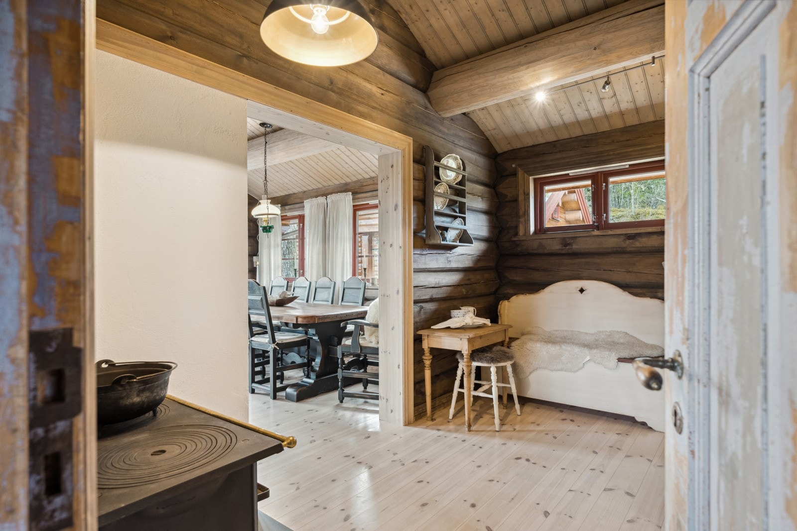 For å sette litt særpreg er det hentet inn gamle dører til hytta Galleribilde