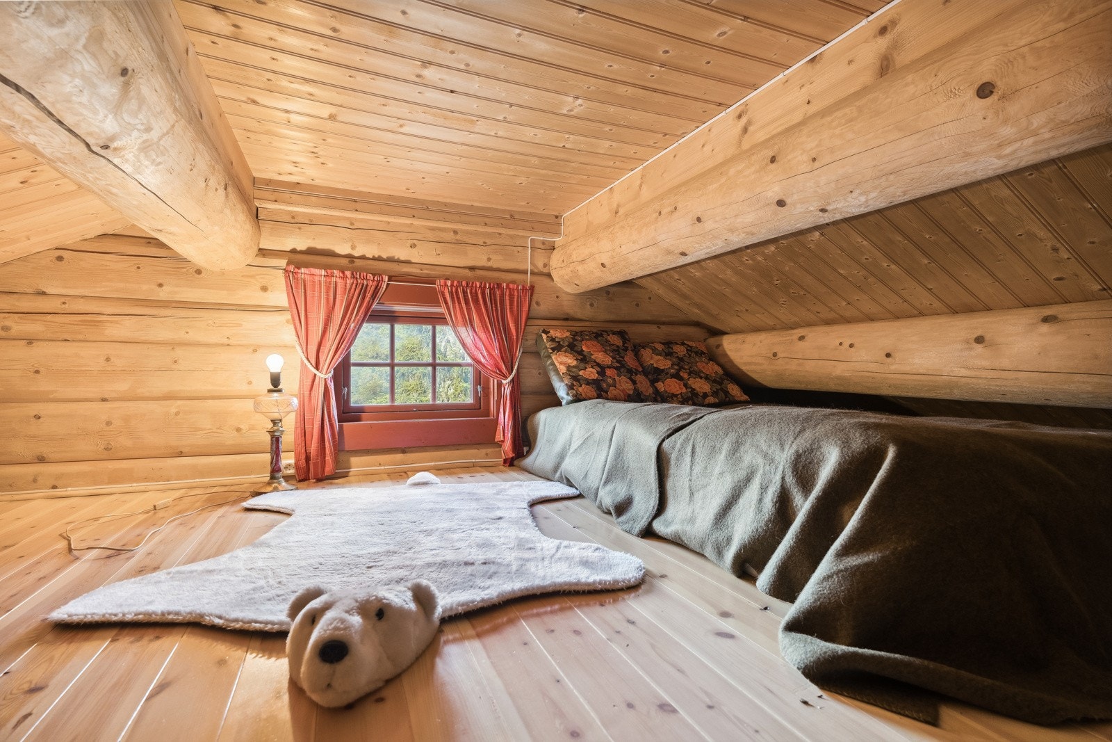 Hems med god lagringspass og store gulvaraler for lek Galleribilde