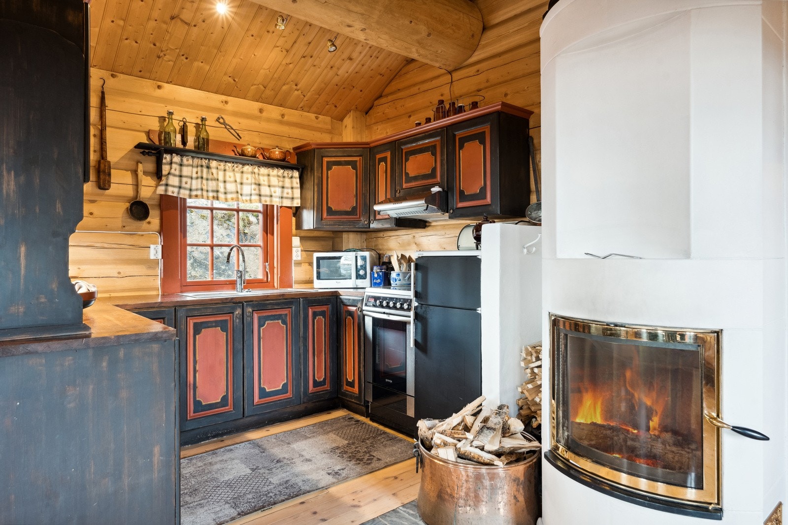 Innbydende elementpeis med stor lysflate Galleribilde