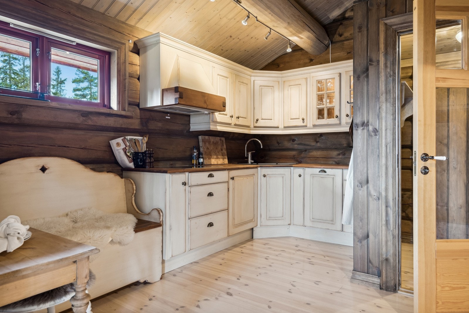 Plassbygd kjøkken laget av lokale håndtverkere Galleribilde