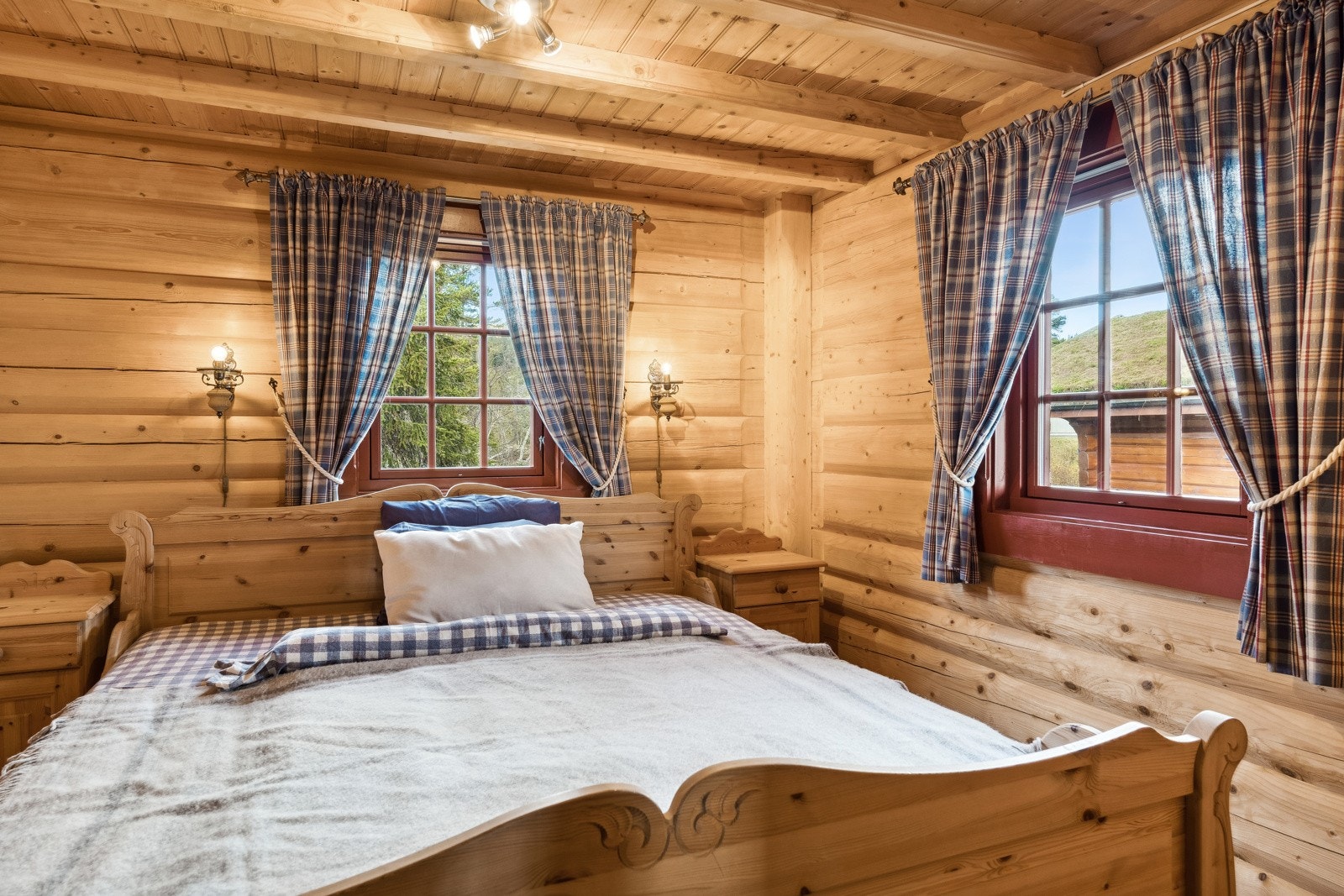 Hovedsoverom med lysfater fra to himmelretninger Galleribilde