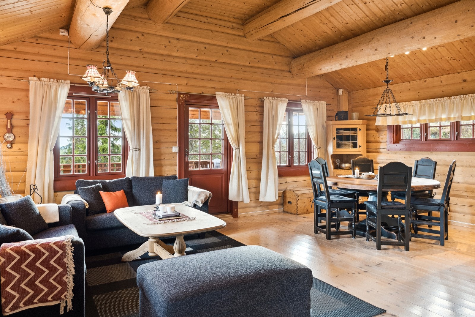 Store lysflater gir mye naturlig lys Galleribilde