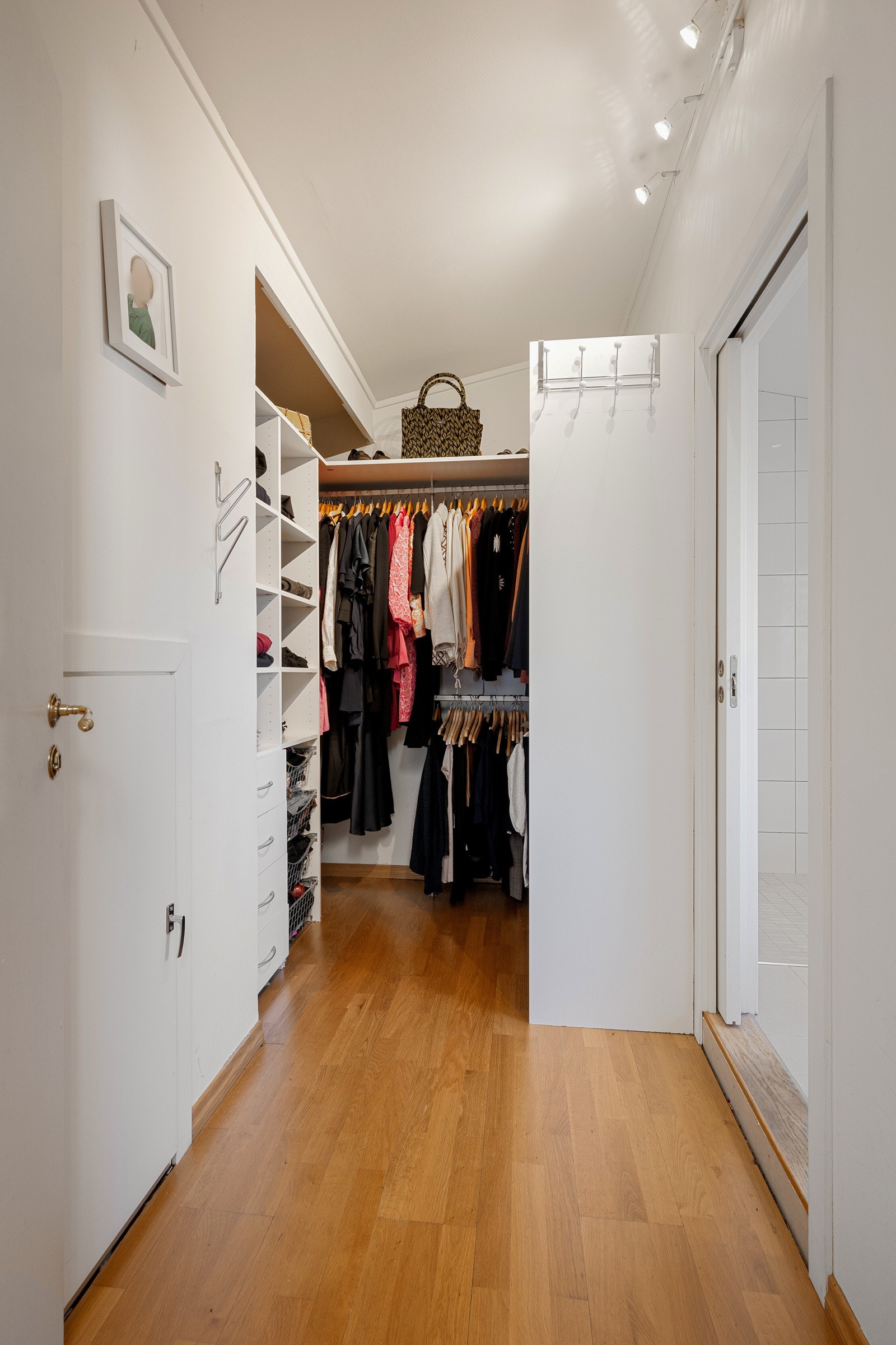 Innvendig garderobe gir med ytterlige oppbevaringsplass Galleribilde