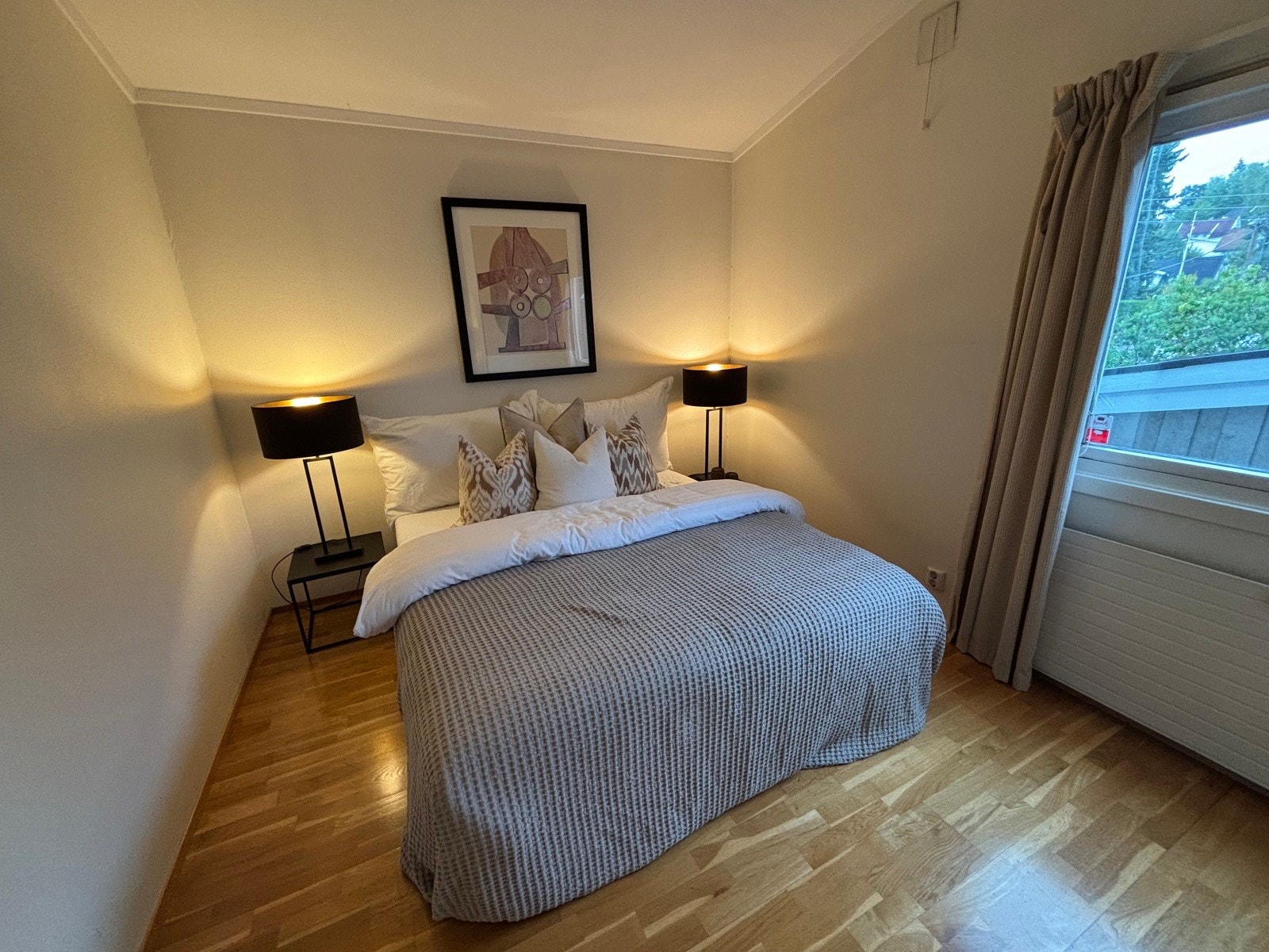 Hovedsoverom - Boligen har tre gode soverom i overetasjen. Galleribilde