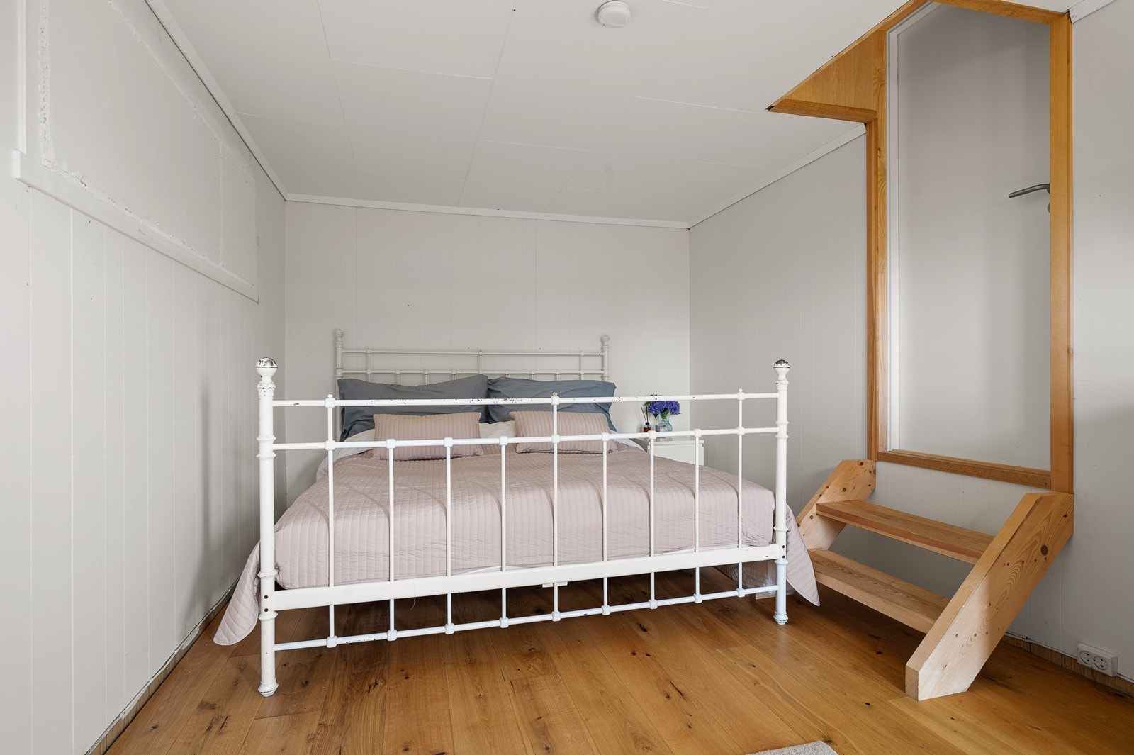 Dette rommet er ikke omsøkt/bruksendret og derfor ikke godkjent som rom til varig opphold. For mer informasjon les salgsoppgaven eller ta kontakt med megler. Galleribilde