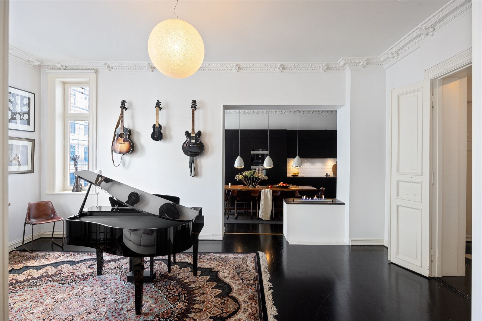 Fra kjøkkenet er det en åpen og sosial adkomst til en lekker stue. Galleribilde