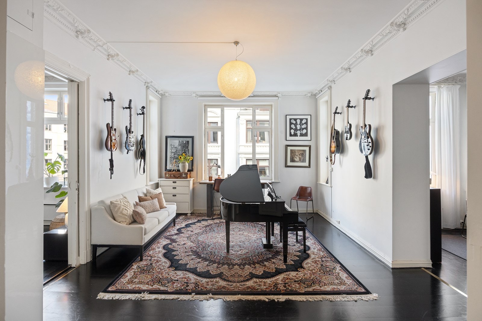 En klassisk leilighet - vesentlig oppgradert i 2017 med blant annet to baderom og kjøkken. Galleribilde