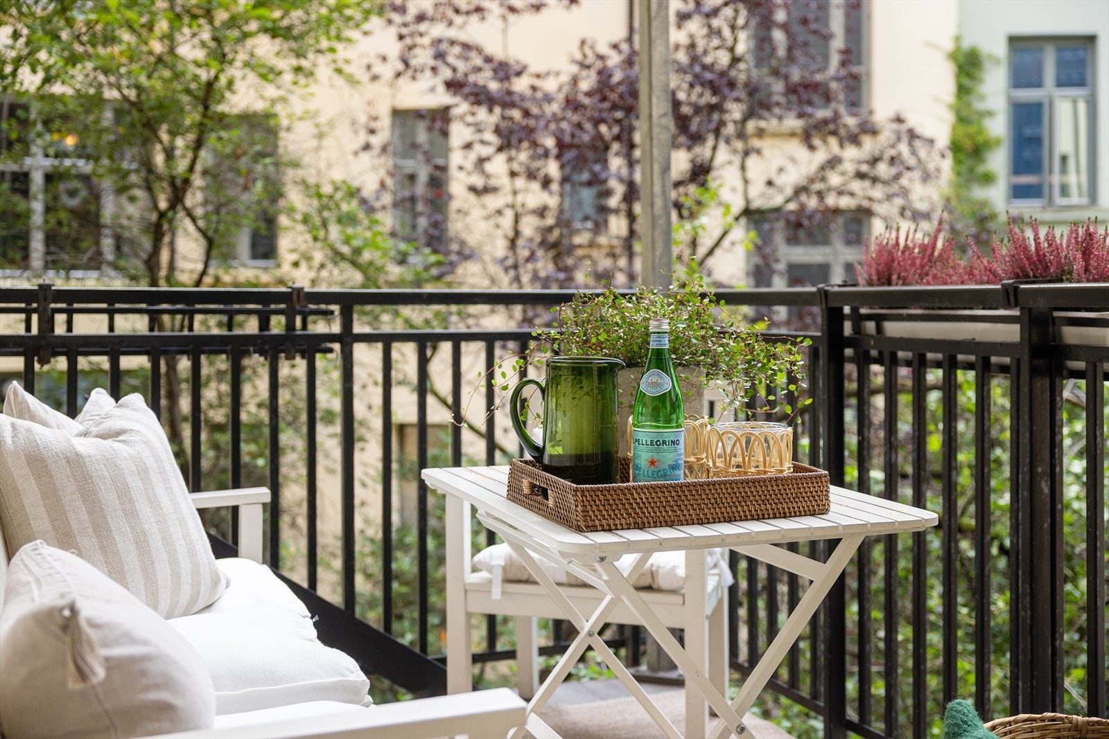 Fra soverommet er det utgang til en herlig balkong på ca. 8 kvm. Galleribilde